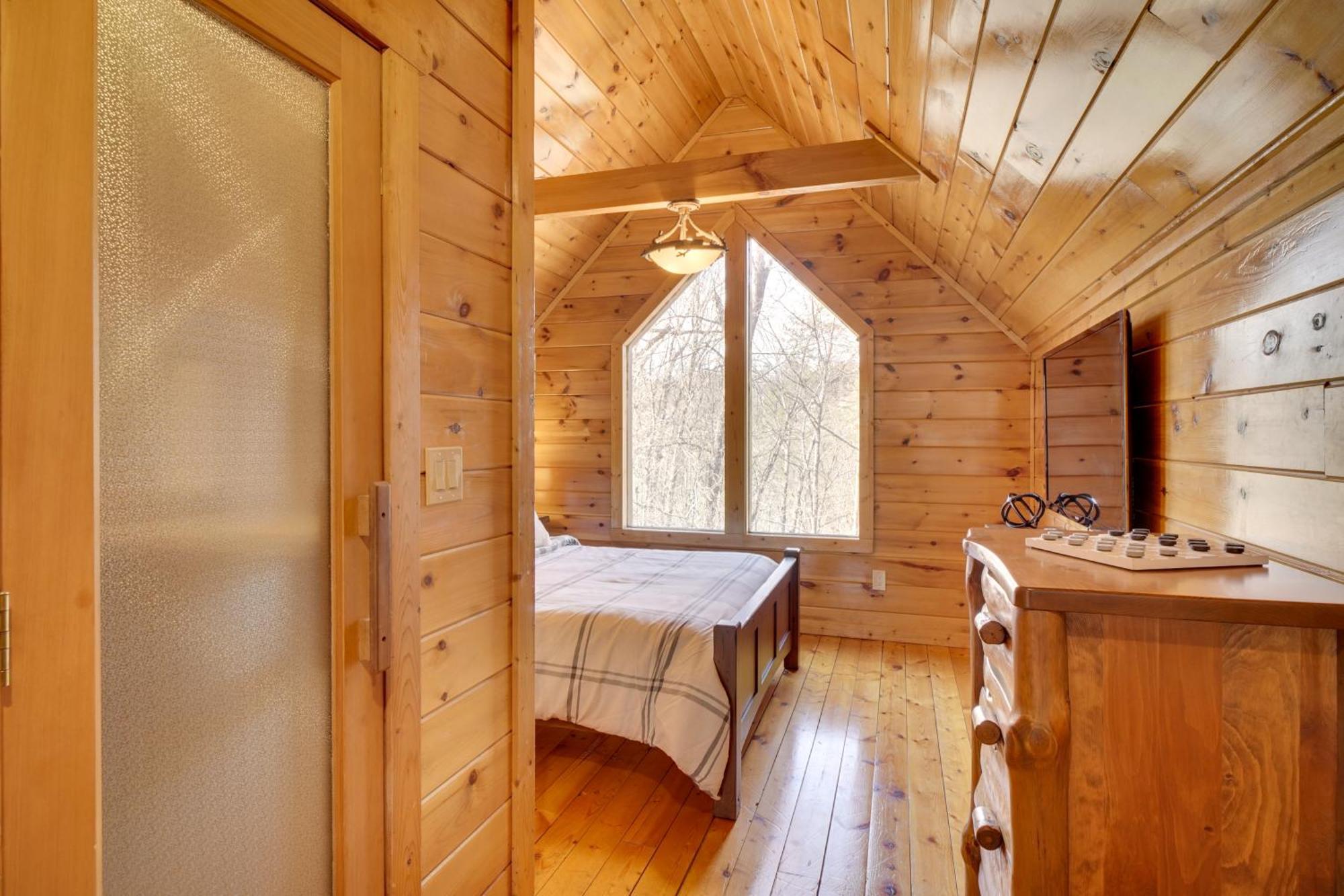 Hatcher Mtn Retreat With Hot Tub! Holiday home *