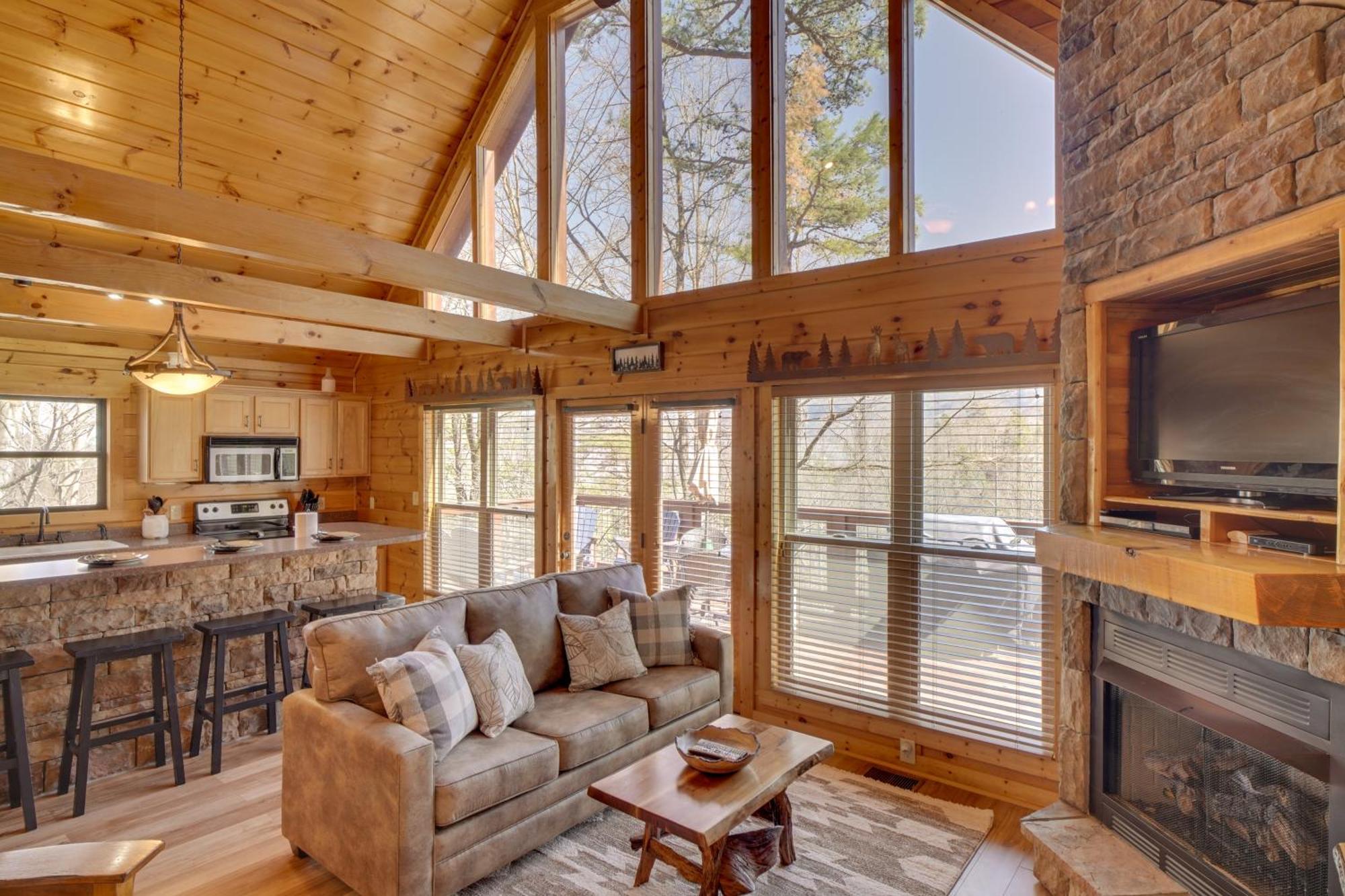 Hatcher Mtn Retreat With Hot Tub! Holiday home Sevierville