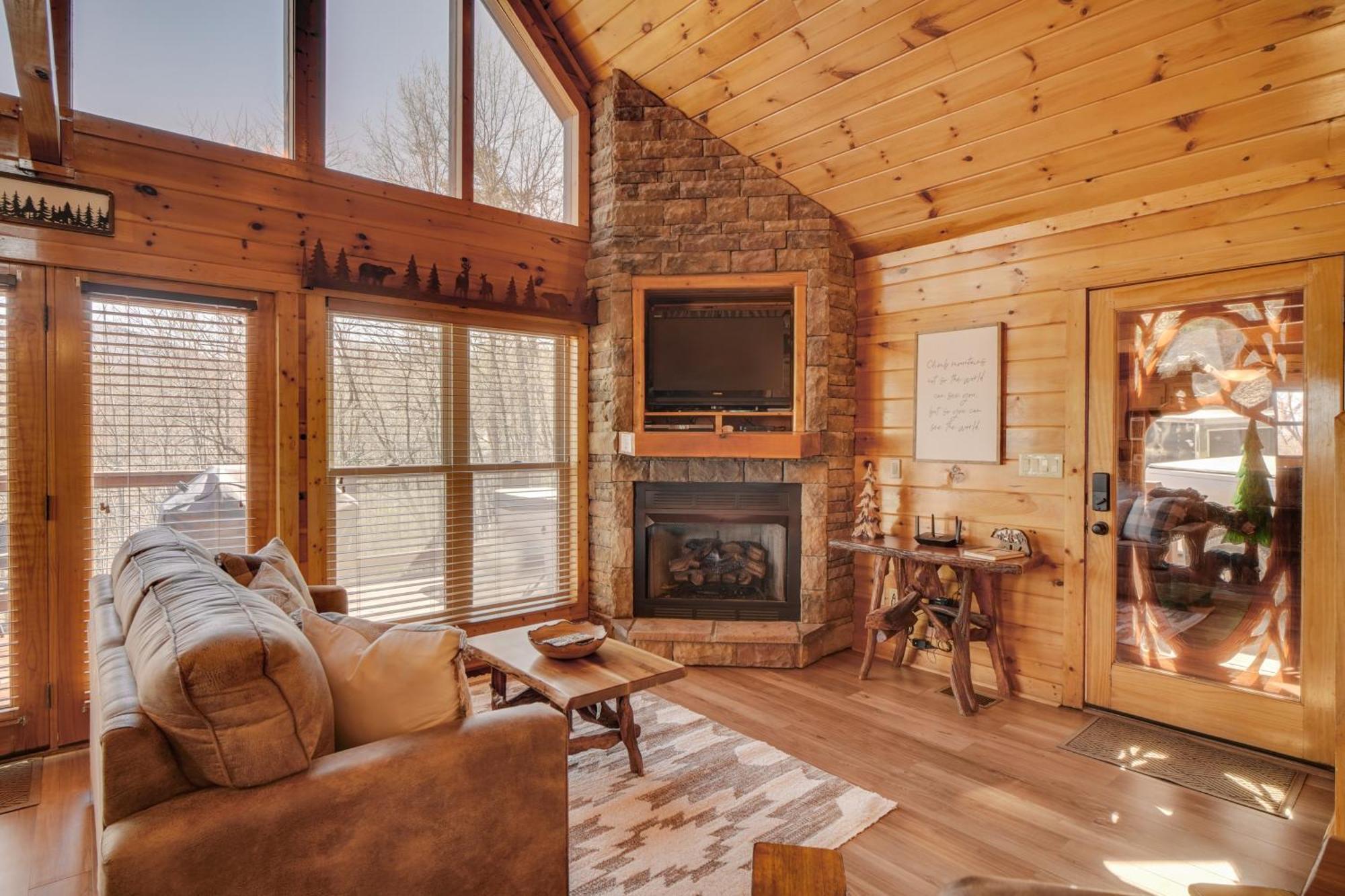 Hatcher Mtn Retreat With Hot Tub! Holiday home